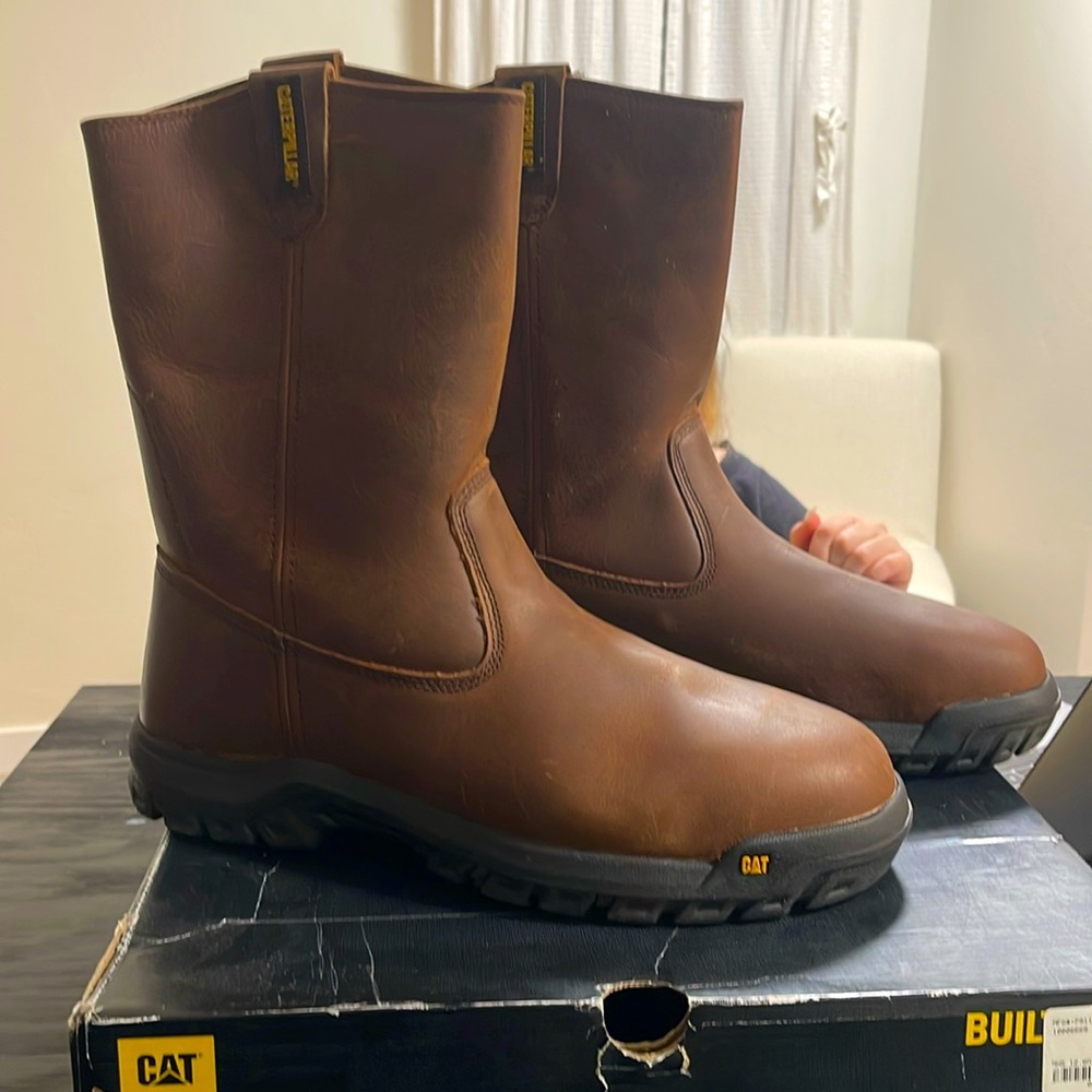 Cat men’s boots NWT SIZE 12 comes with the box